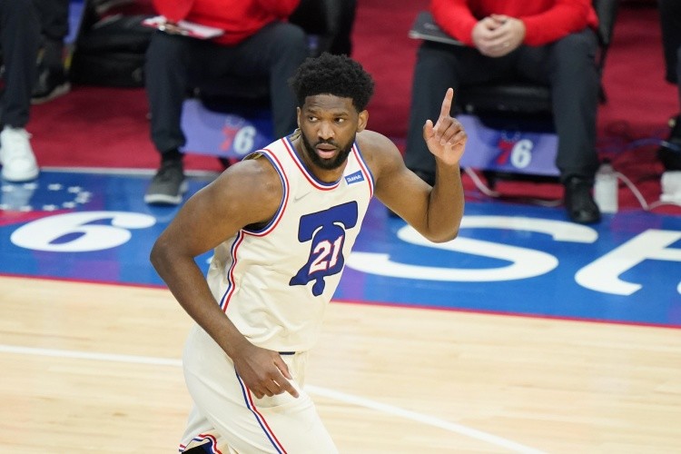  恩比德统治攻防两端76人击退热火豪取五连胜